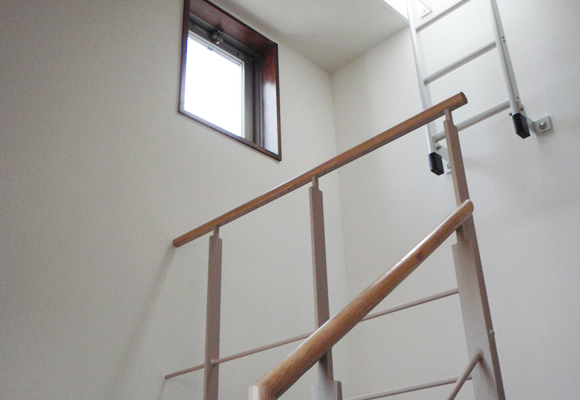 夏季の階段吹抜部分、室温上昇対策に、排煙型窓設置