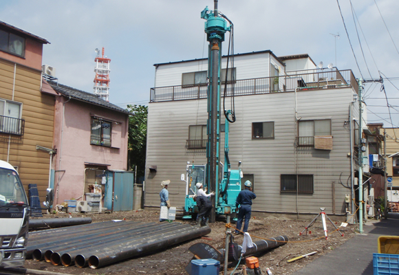 軟弱な地盤な為、杭施工