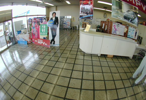 床・壁；施工前<br />奥の壁に入口、サッシ取付